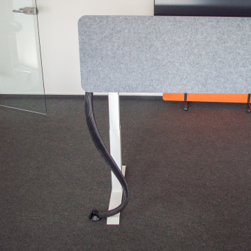 kabelhoes onder bureau